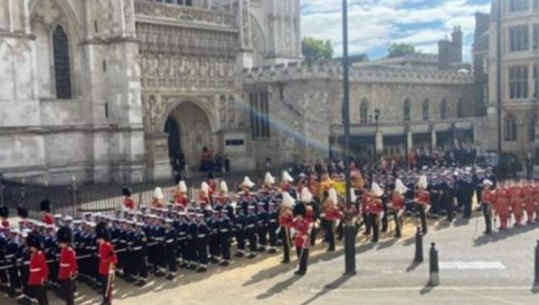 Funerali i Mbretëreshës Elizabeth II, përfundon ceremonia fetare në Katedralen Westminster! Fillon procesioni i varrimit