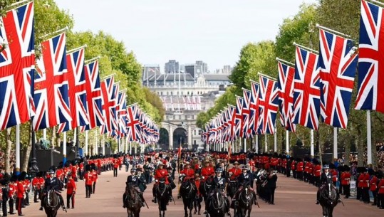 Rrugët e Londrës ‘të heshtura’, turmat me njerëz ndjekin kortezhin e Mbretëreshës Elizabeth II
