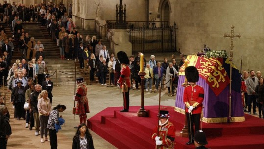 Pritën për orë të tëra, më shumë se 250 000 persona i bënë homazhe Mbretëreshës Elizabeth II