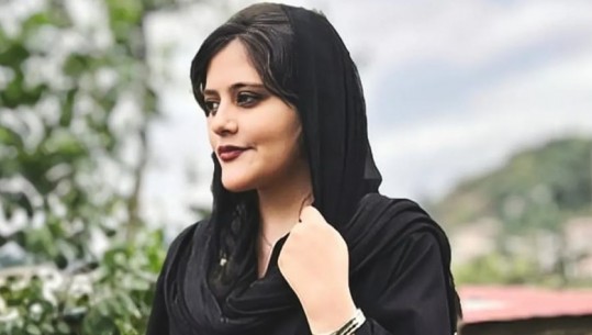 Iran, protesta masive pas vrasjes nga policia të 22-vjeçares! Vajzat djegin hixhabin dhe presin flokët