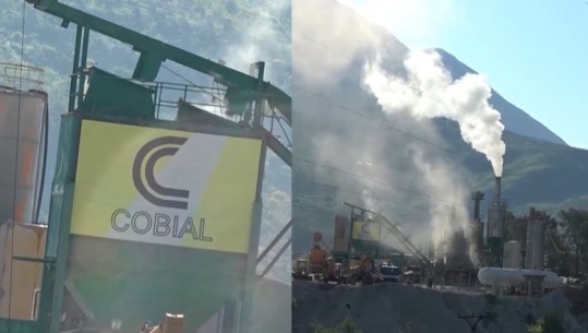Ndotje alarmante e ajrit nga fabrika e bitumit në Tepelenë, Inspektorati i Mjedisit ‘harron’ të kontrollojë kompaninë ‘Cobial’