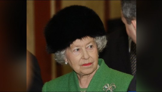 FOTOT/ Brenda koleksionit të bizhuterive të mbretëreshës, nga gjerdanët e çmuar tek karfica me vlerën 40 mijë paund
