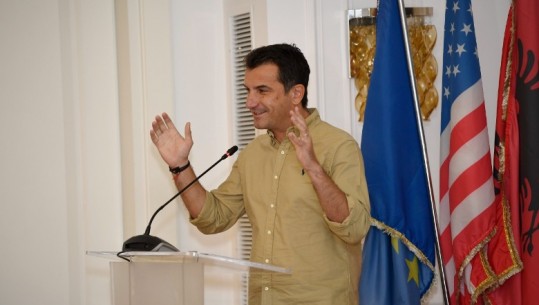 VIDEOLAJM/ Flamuri amerikan ishte mbrapsht, Veliaj nuk e nis fjalën në aktivitetin derisa sa korrigjohet