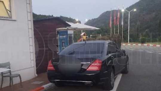 Del FOTO/ Makina e Ervis Martinajt 'e braktisur' në një karburant në rrugën Durrës-Kukës