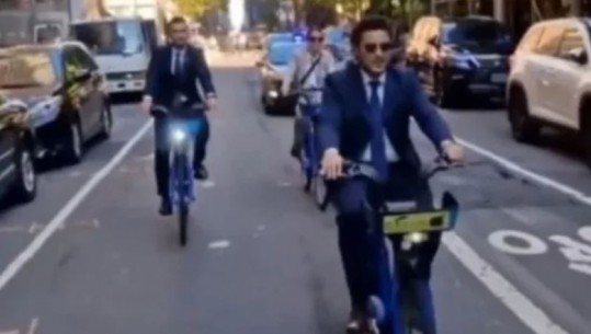 VIDEOLAJM/ Abazoviç filmohet në rrugët e New York, shkon me biçikletë në selinë e OKB