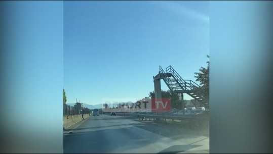Aksident në autostradën Tiranë-Durrës, kamioni del nga rruga dhe shemb mbikalimin e këmbësorëve! Plagoset shoferi