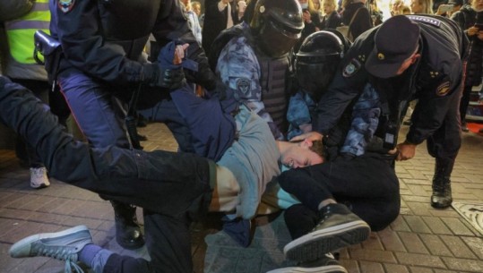 Qytetarët protesta në Rusi kundër mobilizimit të ushtrisë, më shumë se 1300 të arrestuar (VIDEO)