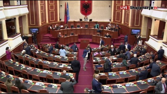 Votojnë, miratohen dhe largohen! Kuvendi boshatiset, Nikolla kërkon bisedime jashtë rendit të ditës nga deputetët (VIDEO)