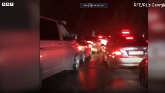 Frika se do thirren në luftë/ Rusët ikin nga vendi, 5 km radhë e makinave në kufi me Gjeorgjinë (VIDEO)