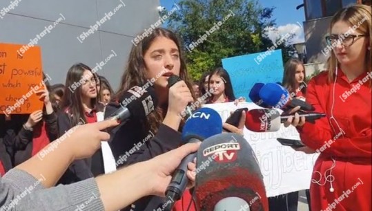 ‘Na thonë duajeni kombin dhe vetë na përzënë!’, protesta para kolegjit turk, nxënësja: Ëndrrat na i mbyllin në sirtar