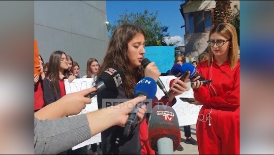 ‘Na thonë duajeni kombin dhe na përzënë!’, protesta para kolegjit turk, nxënësja: Ëndrrat na i mbyllin në sirtar