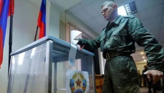 Ukraina: Rusët, të armatosur, i detyrojnë njerëzit të votojnë në referendum