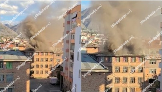Zjarr në robaqepësinë në Korçë, zjarrëfikësit vënë në kontroll flakët! Nuk ka të lënduar (VIDEO)