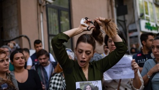 Përshkallëzohen protestat për vrasjen e 22-vjeçares në Iran, 17 viktima! Presidenti: Urdhërova hetim, por vdiq nga ataku i zemrës