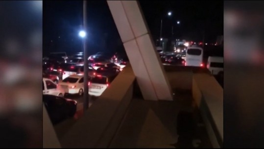 Putin mobilizoi ushtrinë, radhë kilometrike në kufi me Gjeorgjinë, mijëra rusë ikin nga Rusia (VIDEO)