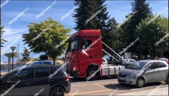 VIDEOLAJM/ Makinat e shtrenjta dhe luksoze ‘jashtë mode’ në Pogradec, nusen e marrin me kamion