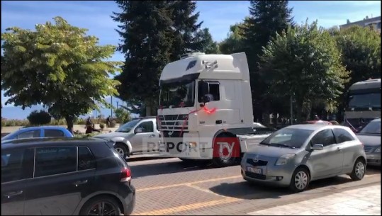 Makinat e shtrenjta dhe luksoze ‘jashtë mode’ në Pogradec, nusen e marrin me kamion