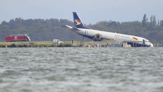 Francë, avioni humb ekuilibrin dhe përfundon udhëtimin në ujë! Mbyllet aeroporti i Montpellier, shpëtojnë mrekullisht 3 anëtarët në bord (FOTO)