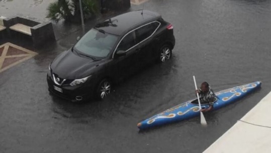 E pazakontë! As përmbytjet nuk pengojnë qytetarët të votojnë! Italiani shkon me kanoe në qendrat e votimit