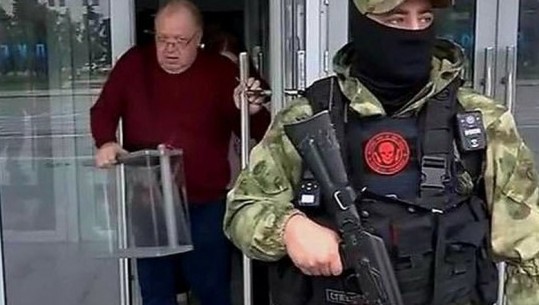 VIDEO/ Të votosh me armën drejtuar ‘në kokë’! Pamjet kur ushtarët rusë shoqërojnë ukrainasit të hedhin votën në ‘referendumin e tyre të rreme’