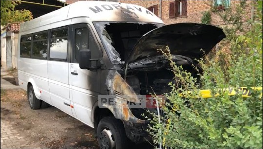 Digjet një makinë në Korçë, dyshohet zjarrvënie e qëllimshme