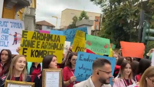 Nxënësit e ‘Mehmet Akif’ protestë para kryeministrisë: Anuloni mbylljen e shkollës! Rama: Të protestojnë kundër pronarëve që shitën godinën pa marrë leje