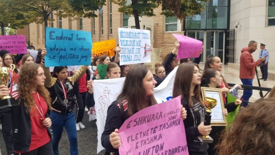 Nxënësit e kolegjit ‘Mehmet Akif’ në protestë: Anuloni mbylljen e shkollës! Rama: Po protestojnë kundër pronarëve të shkollës që shitën godinën