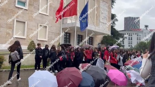 Nxënëset sfidojnë shiun, lënë çadrat në protestën para kryeministrisë: Po presim përgjigje