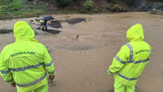 Reshjet e shiut në Pukë, prurjet e përrenjve dëmtojnë urat që lidhin fshatrat! Kryebashkiaku: Situata është e vështirë