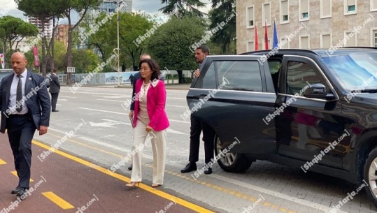Takimi me Tabakun dhe Gjonajn, ambasadorja Kim mbërrin në kryesinë e Kuvendit