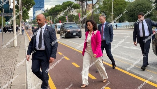 Kim takim me Gjonajn dhe Tabakun! Ambasadorja mbërrin në Kuvend, në fokus të bisedës integrimi i Shqipërisë në BE