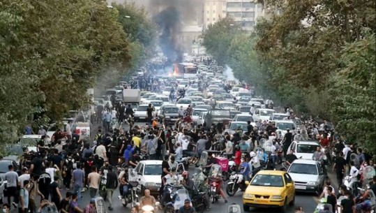 Irani në flakë, ‘bijat e revolucionit’ në Teheran ‘ndezin’ protestat! 75 të vrarë dhe 1200 persona në pranga