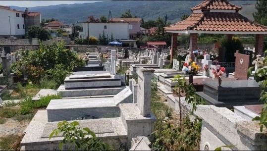 Dhunohen varret në Berat, vidhen vazot e bronzit! Roja e varrezave: Shiten në pikat e skrapit, policia të veprojë
