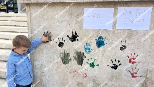 Pas nxënësve edhe fëmijët e ‘Zubeyde Hanim’ protestojnë përpara kryeministrisë