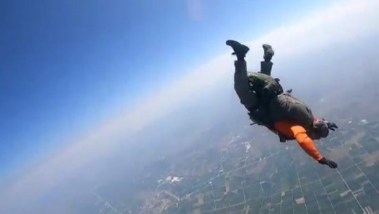VIDEOLAJM/ Ndodh për herë të parë pas 30 vitesh, efektivi i FA-së hidhet me parashutë në kuadër të trajnimeve për luftë