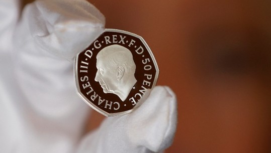 FOTO/ Publikohen monedhat e para me portretin e Mbretit Charles III