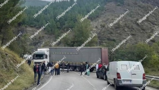 Aksident në aksin Elbasan-Librazhd, trajleri humb kontrollin dhe del nga rruga  (VIDEO)