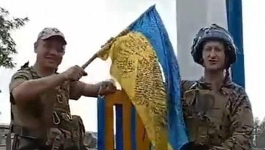 Kievi drejt marrjes së kontrollit të qytetit kyç, 2 ushtarët valëvisin flamurin ukrainas: Kemi rrethuar gati 5500 rus, kanë 3 opsione 