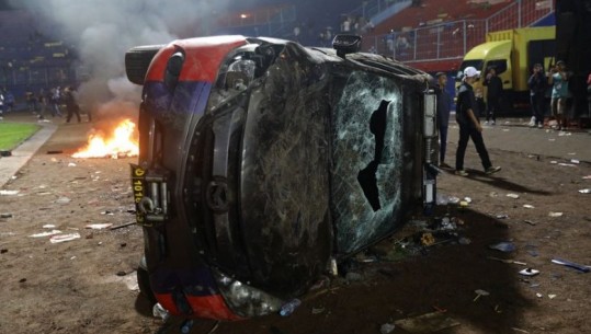 Tragjedia nga ndeshja e futbollit në Indonezi përmes fotografive