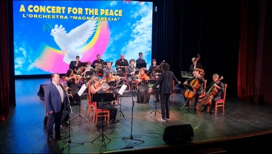 Koncert për Paqen në Teatrin “Bylis” në Fier! Këndojnë tenorët Tusha e Gjipali, si dhe orkestra italiane “Magna Grecia”