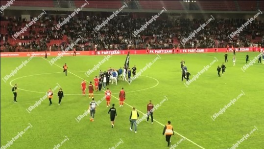 Sherr në përfundim të ndeshjes! Lojtari i Tiranës valvit flamurin në mesin e fushës, ndërhyjnë ata të Partizanit (VIDEO)