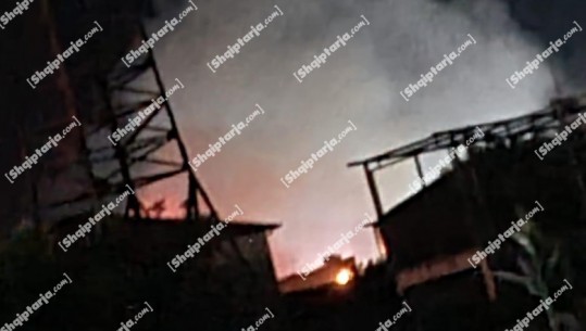 Përfshihet nga flakët gjatë natës pika e grumbullimit të skrapit në Elbasan (VIDEO)
