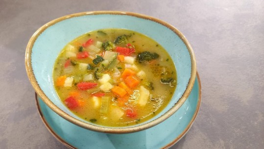 Supë me perime të stinës nga zonja Albana