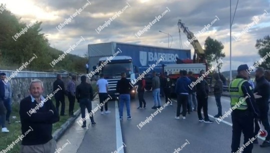 Incident në aksin Pogradec Lin, traileri pëson defet në mes të rrugës, ‘paralizohet’ lëvizja e trafikut