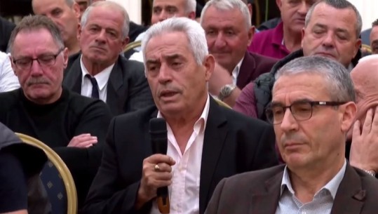 Gafa e ekonomistit në takimin e Sali Berishës, harron që bashkinë e drejtonte Basha: Në vitin 2014 erdhi urdhri për largimin nga puna (VIDEO)