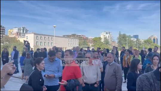 Protesta e pedagogëve në Tiranë, kërkojnë rritje page: Meqë ora mësimore është e shenjtë, përse paguhet 5 euro?