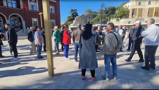 Rindërtimi në Durrës, protestojnë banorët: Po na vjedhin truallin, duan të na çojnë në Porto Romano! Pallati të ndërtohet ku ishte
