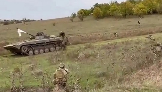 VIDEO/ Rusët ‘të lodhur’ nga lufta, momenti kur ngrenë flamurin e bardhë mbi tank, shtrihen me fytyrë në tokë dhe dorëzohen
