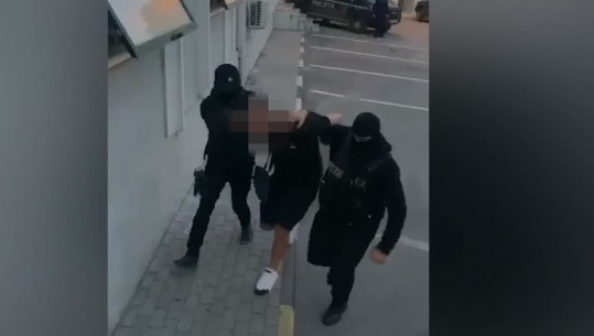 Tiranë/ Lëvizte me pistoletë në makinë, në pranga 21-vjeçari! Ishte i dënuar dhe më parë për armë pa leje (VIDEO)