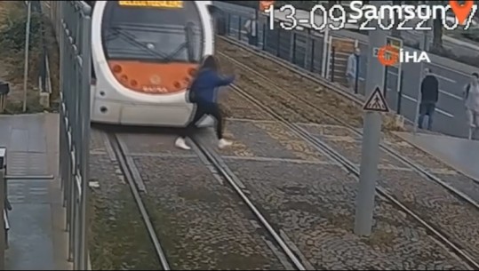 VIDEO/ E reja i shpëton mrekullisht përplasjes nga trami në Turqi! Mjeti frenoi në sekondat e fundit dhe shmang tragjedisë
